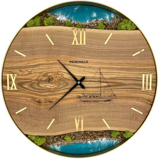 Runde Wanduhr aus Eschenholz, 50 cm, goldener Rahmen, römische Ziffern, blaues Epoxidharz, grünes Moos, Steine, Insel, Küste, Segelboot